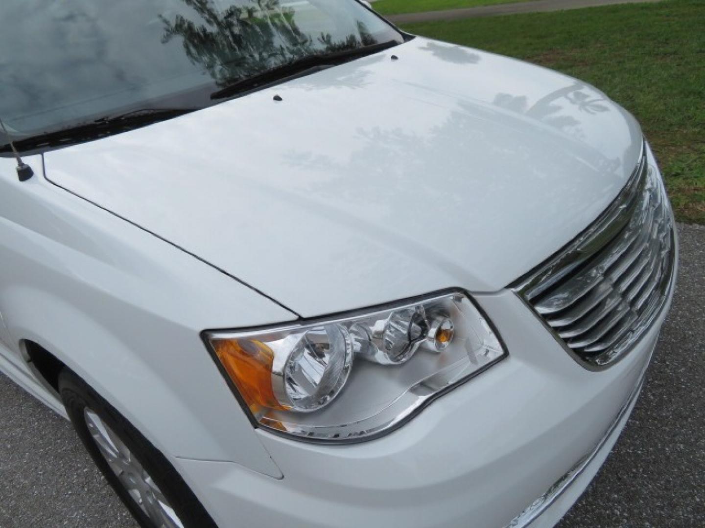 2014 White /Black Chrysler Town & Country (2C4RC1BG4ER) , located at 4301 Oak Circle #19, Boca Raton, FL, 33431, (954) 561-2499, 26.388861, -80.084038 - Photo#86